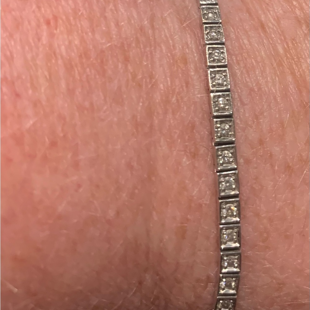 Elegant white gold and diamond Bracelet with Sparkling Accents